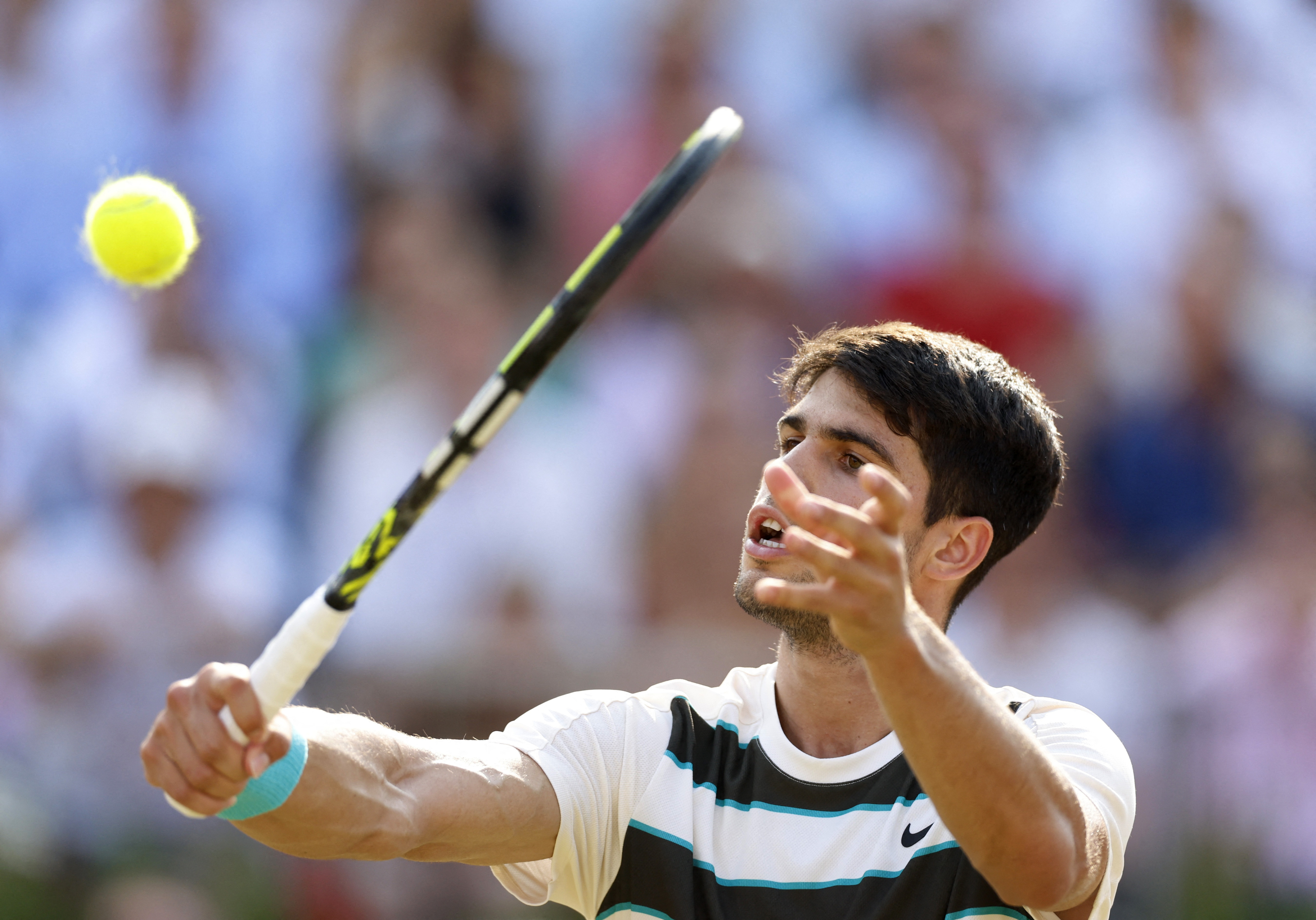 西班牙网球队翻盘英国网球队,阿尔卡拉斯制霸全场 西班牙网球队翻盘英国网球队,阿尔卡拉斯制霸全场