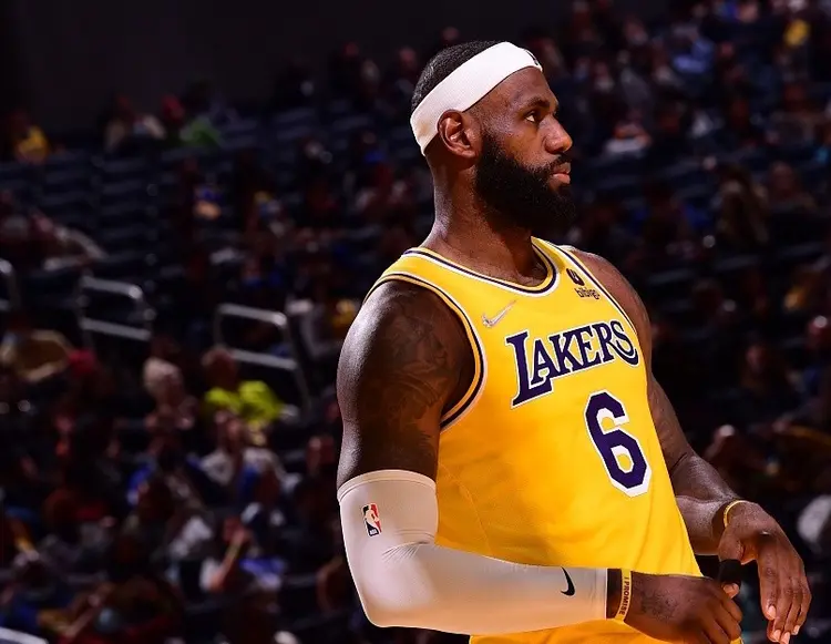 广东队完胜骑士,利拉德带队取胜 广东队完胜骑士,利拉德带队取胜