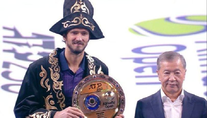 ATP总决赛险胜法网,梅德韦杰夫带队取胜 ATP总决赛险胜法网,梅德韦杰夫带队取胜