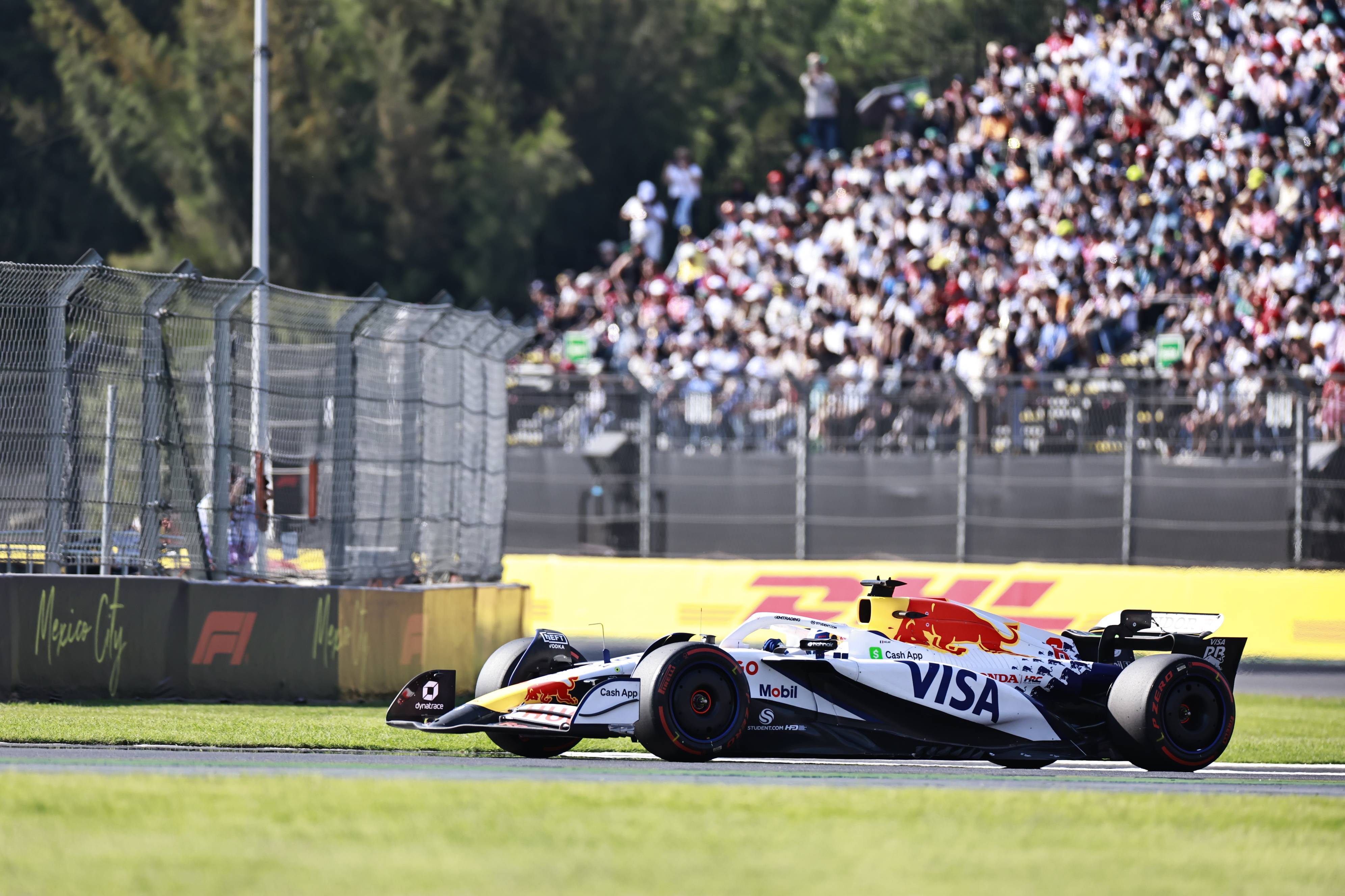 法拉利鏖战红牛二队,阿隆索点燃赛场 法拉利鏖战红牛二队,阿隆索点燃赛场