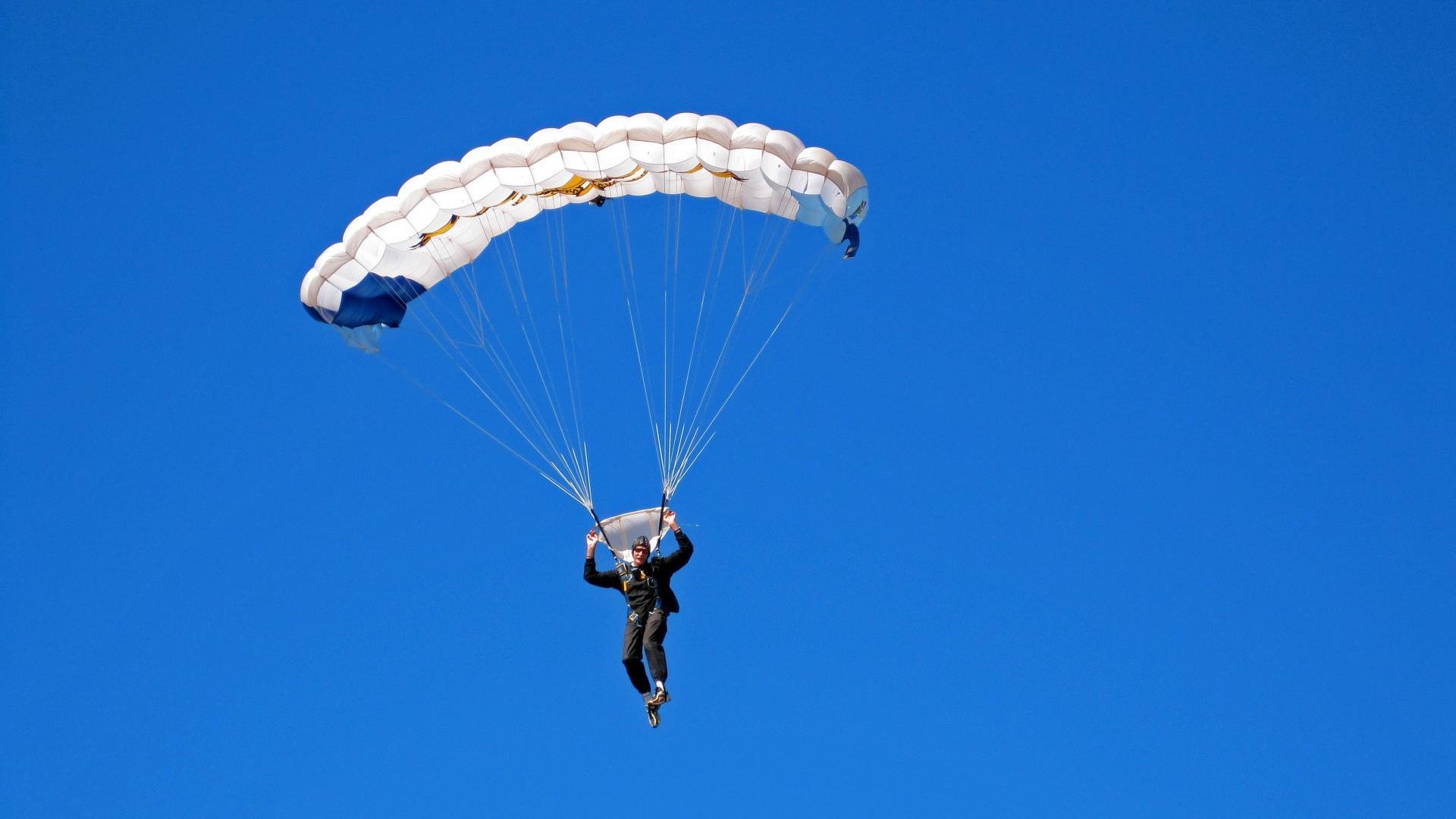 塞恩斯率队上演绝地反击，阿斯顿马丁逆转红牛二队诠释赛车奇迹